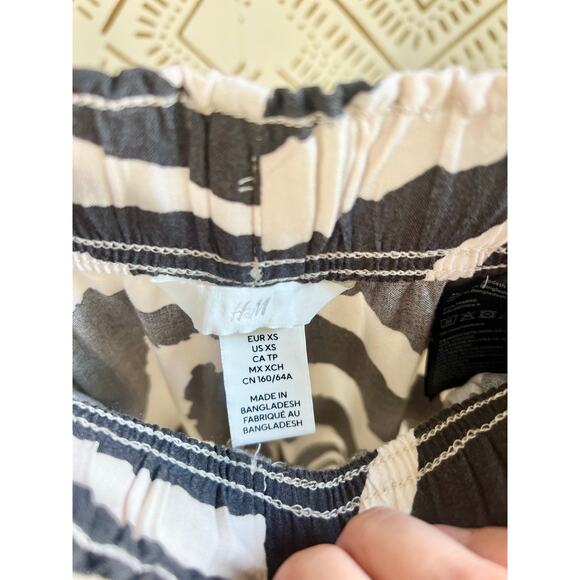 H&M Cropped Pull On Pants Dark Grey/Zebra Print - Picture 3 of 4